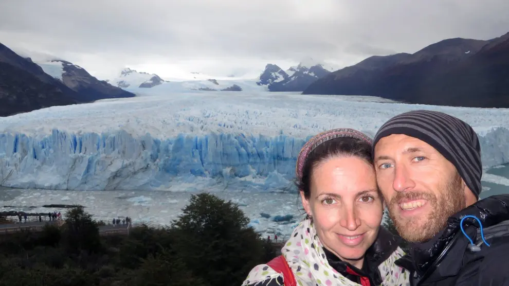 Javi y Vanesa, ante el glaciar Perito Moreno, en Argentina.