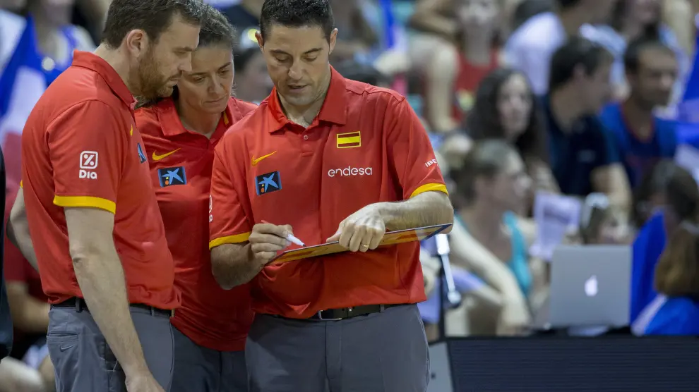 Víctor Lapeña, pizarra en mano, durante el Eurobasket en la República Checa.