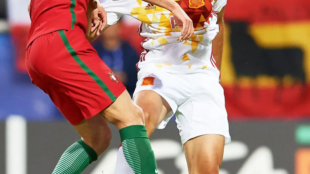 Jesús Vallejo disputa un balón durante el partido ante Portugal