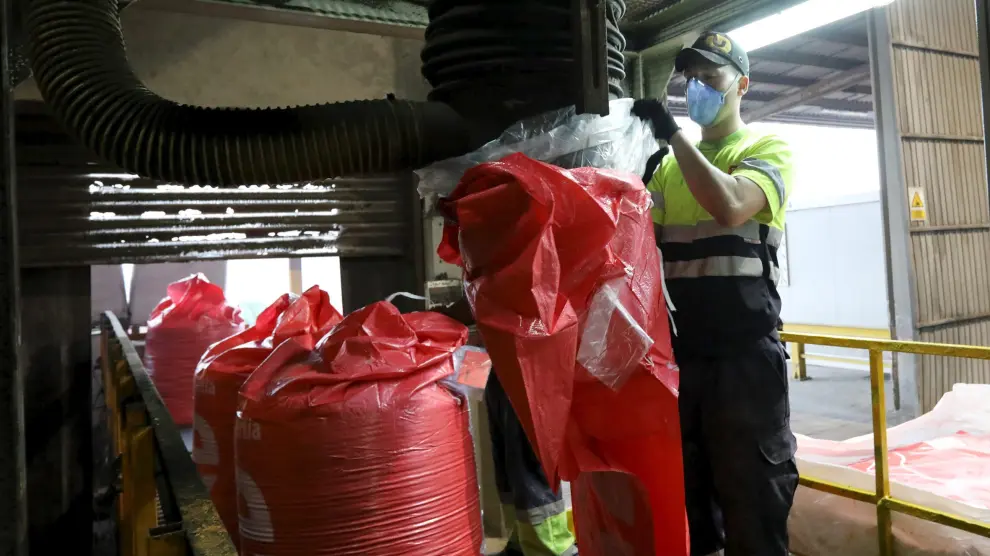 Un operario envasa los fertilizantes en su proceso final de fabricación.