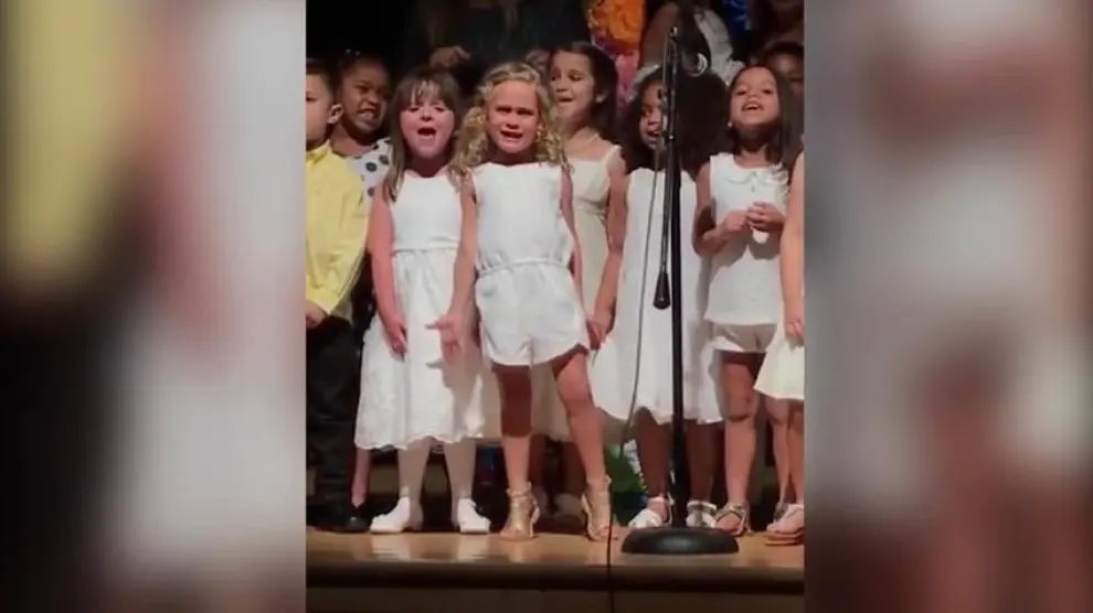Emoción desmedida de una niña al cantar un éxito de Disney