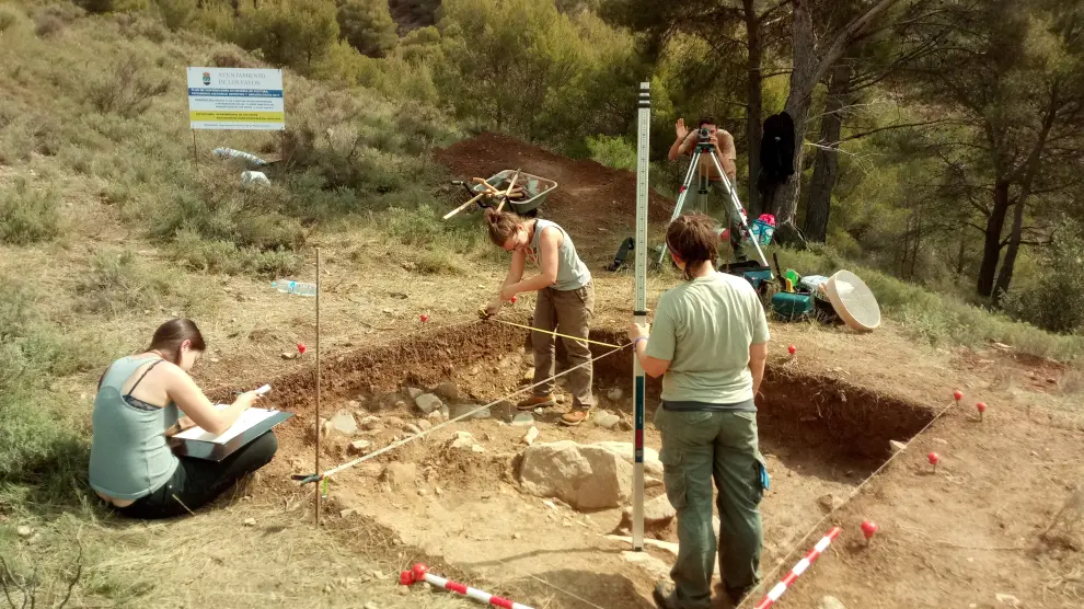 Un grupo de arqueólogos trabaja en la excavación del yacimiento Plana del Cerro.