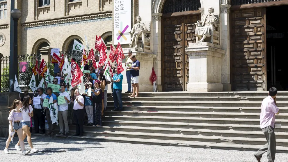 Trabajadores de la UZ protestan frente al paraninfo, a la sombra
