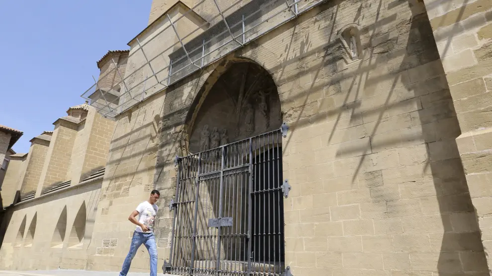 Para retirar las mallas de la fachada sur de la catedral hace falta una intervención presupuestada en 150.000 euros.
