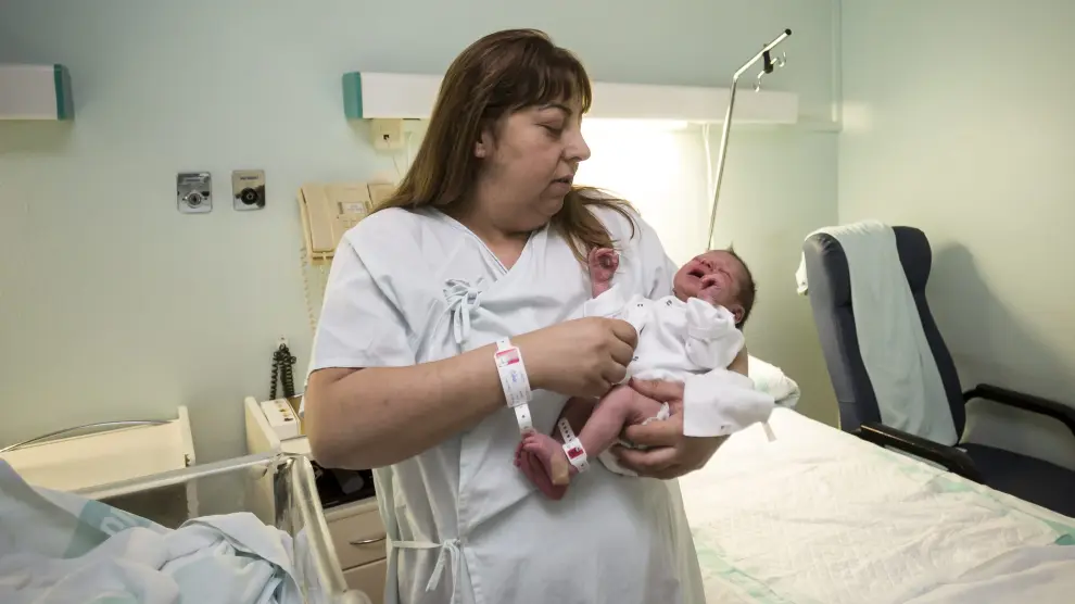 Primer bebé de 2017. Sergio Giménez nació en el hospital Miguel Servet el 1 de enero a las 0.28 y su padre fue el primer aragonés que disfrutó de un mes de baja por paternidad. En la imagen, con su madre Beatriz Esteban.