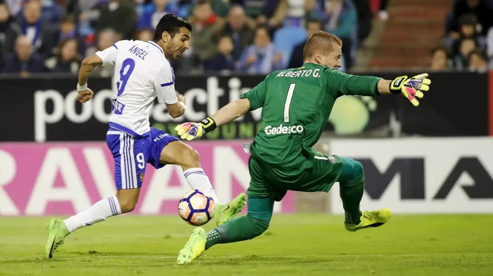Ángel dispara ante Alberto en la visita del Getafe al Zaragoza en esta temporada.