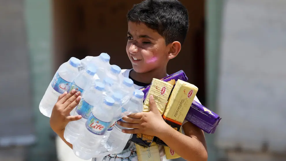 Un niño, tras recibir agua y comida en Mosul.