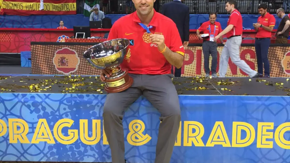 Víctor Lapeña con la medalla de oro y el trofeo de campeón de Europa.