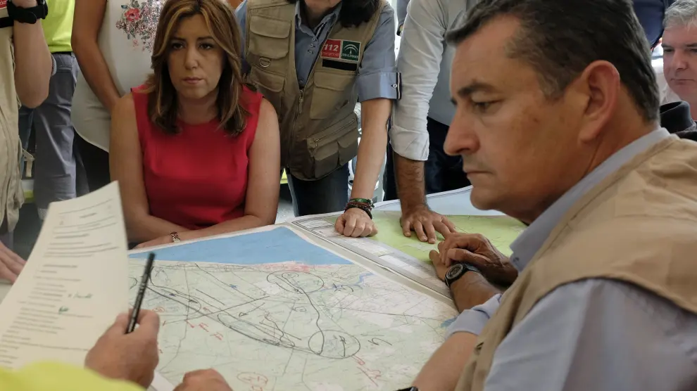 Susana Díaz en el centro de operaciones contra el incendio de Huelva.