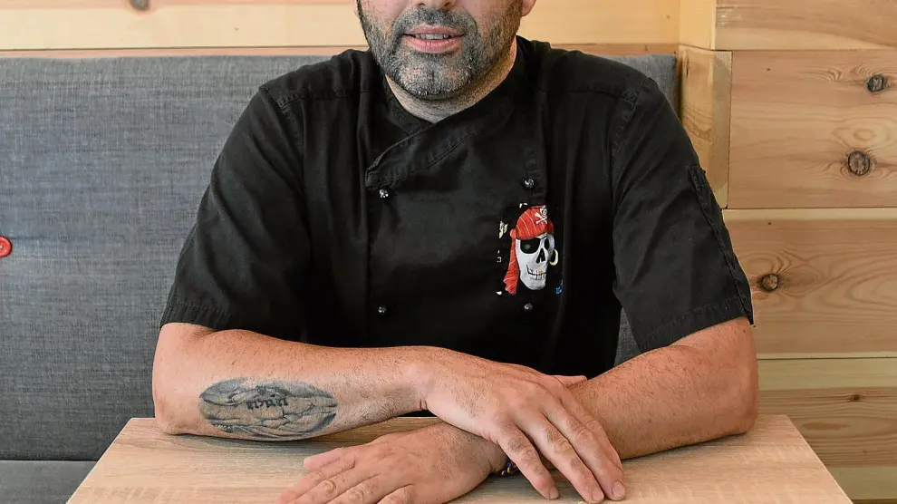 David Requena, cocinero del restaurante Lalola, de Alcañiz, con un plato de ensalada con trufa de verano.