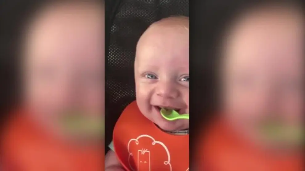 Un bebé prueba por primera vez los guisantes