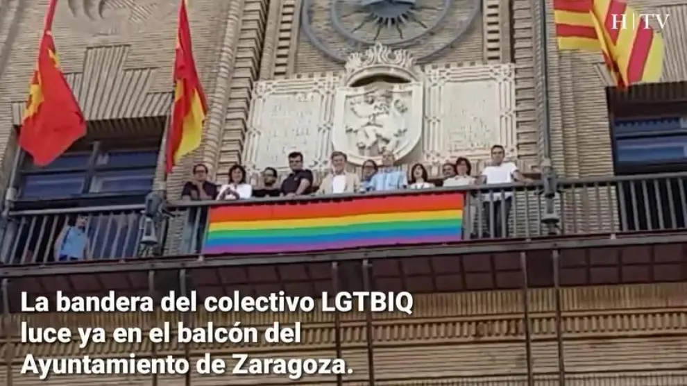La bandera del colectivo LGTBIQ luce ya en el balcón del Ayuntamiento