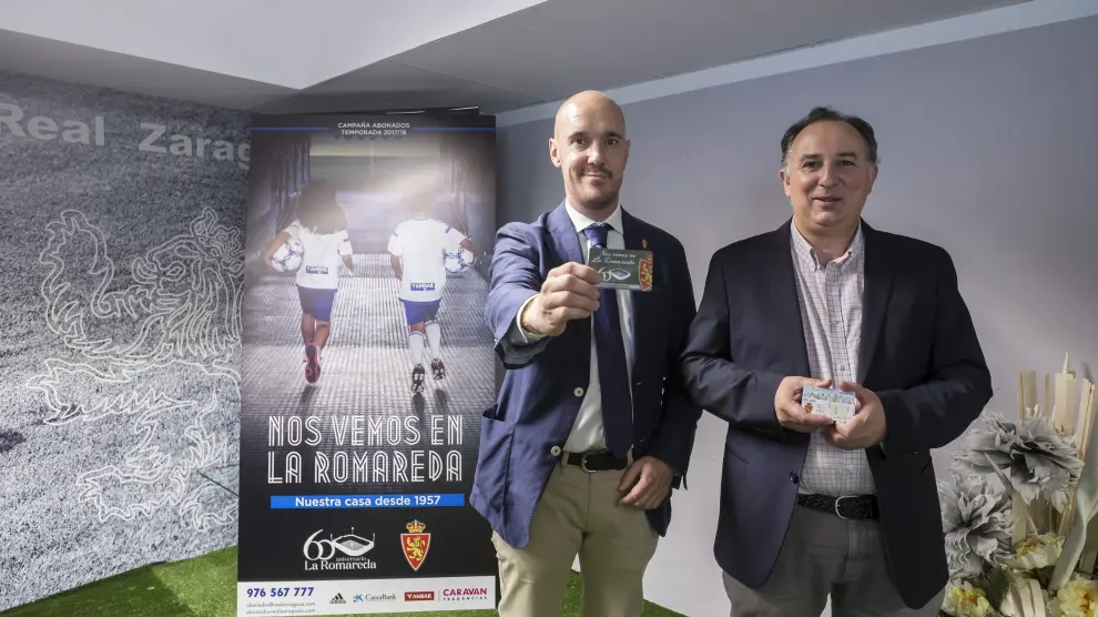 Carlos Arranz y Miguel Gay posan con los nuevos carnés, ayer en La Romareda.