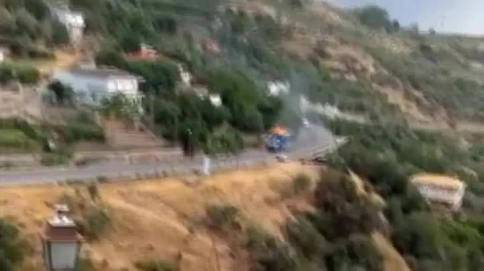 Un camión recorre varios kilómetros envuelto en llamas