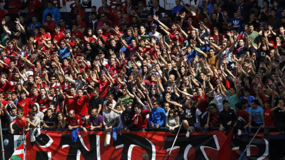 Un grupo de ultras durante un partido de Osasuna.