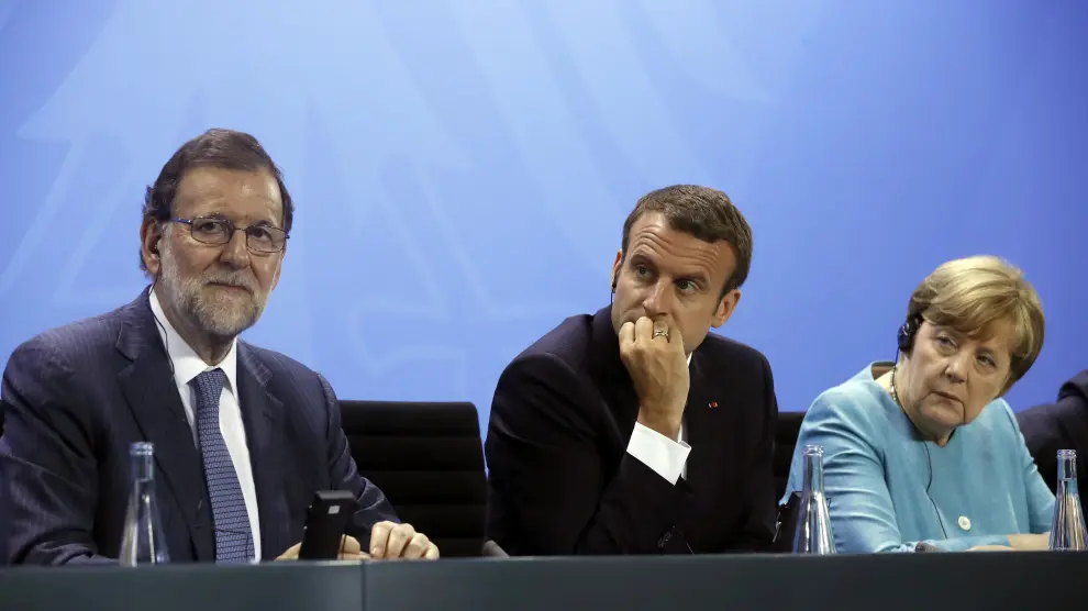 Rajoy, Macron y Merkel durante la rueda de prensa.