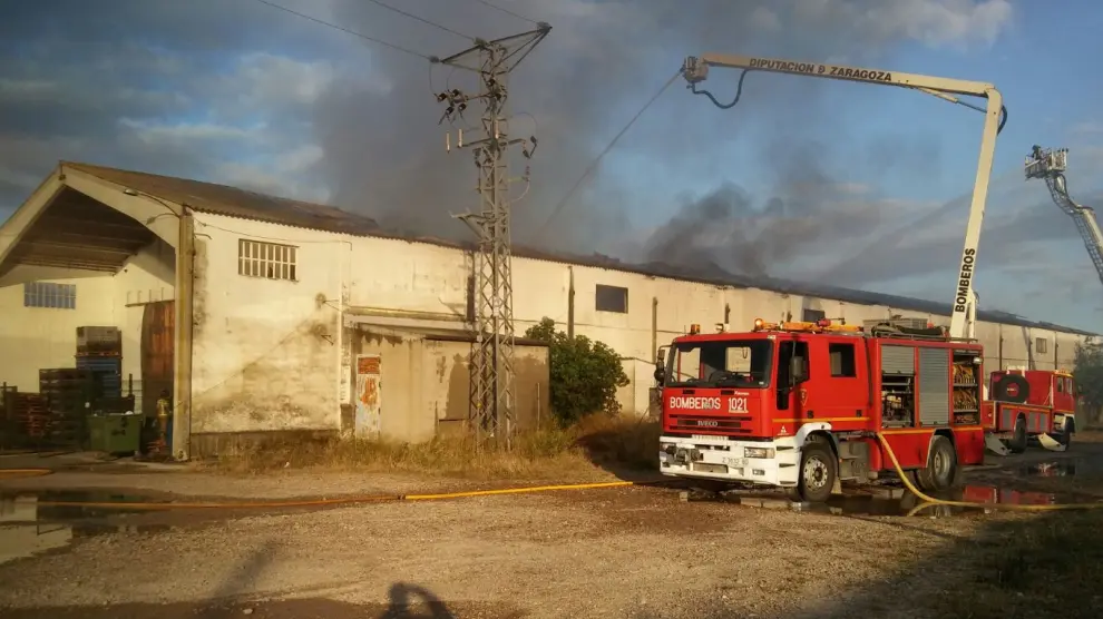 Los Bomberos de la DPZ se encuentran trabajado en la extinción del incendio que se ha declarado esta madrugada.
