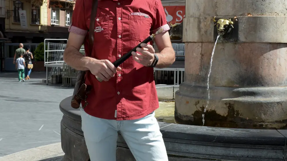 José Manuel Alba, en la plaza del Torico con su dulzaina.