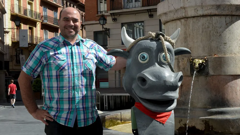Jorge Martín, con el cabezudo del toro ensogado.
