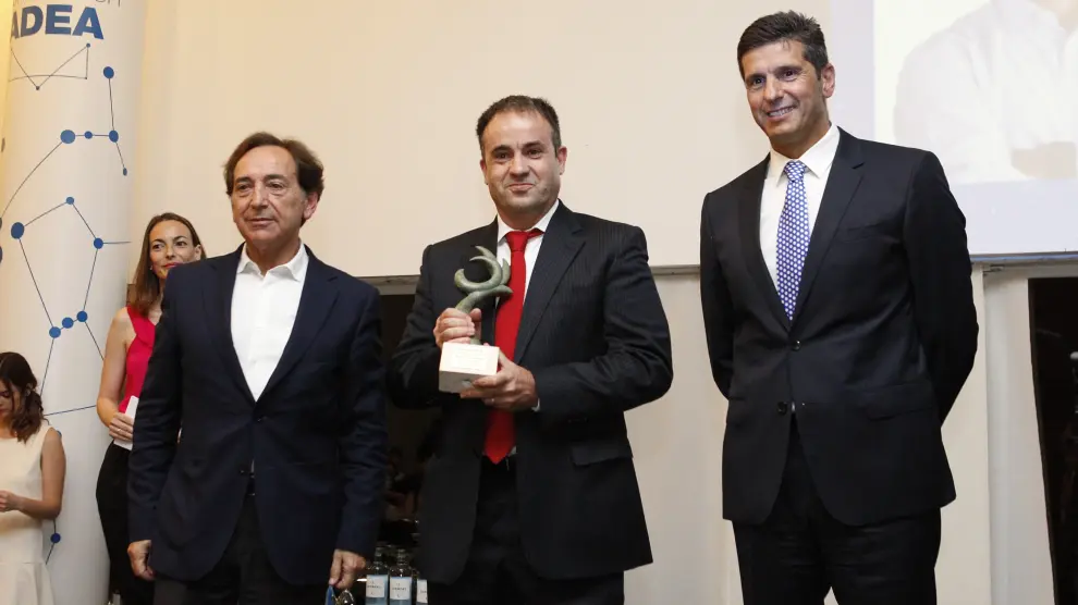 Salvador Arenere, Álvaro Corrales y Juan Manuel Aliende, durante la entrega ayer del premio al Socio del Año.