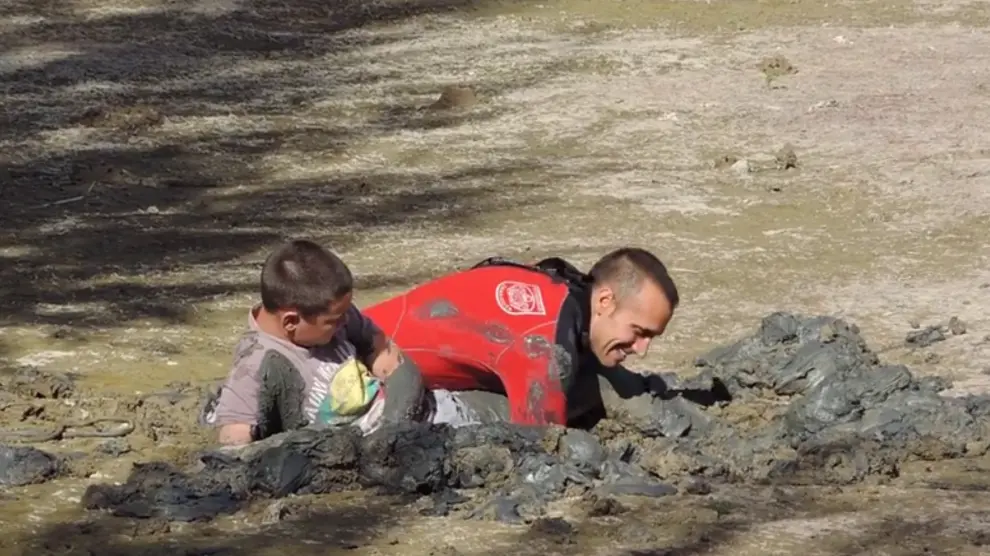 Un niño se queda atrapado en un fango junto al azud del Ebro.