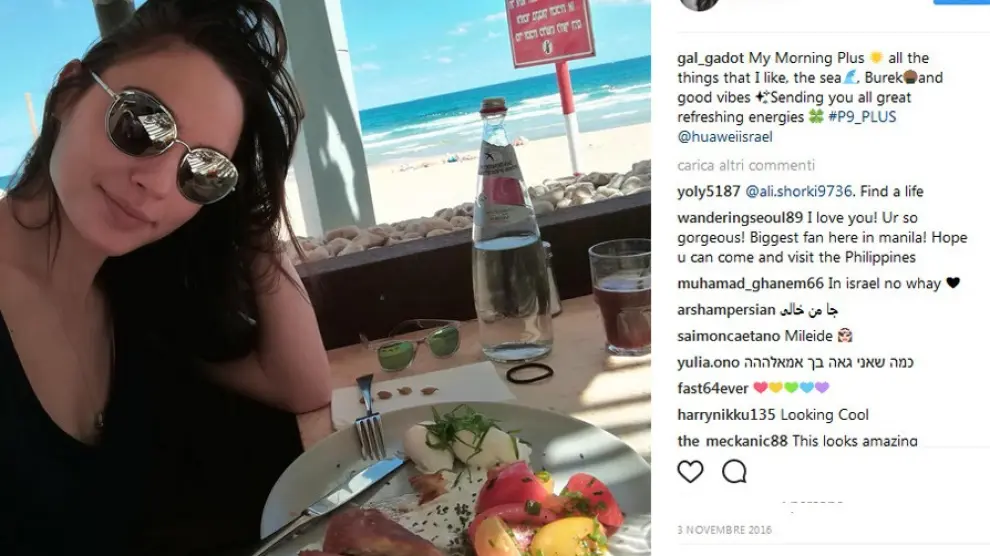 Gal Gadot subió una foto de su almuerzo en la playa a su cuenta de Instagram.