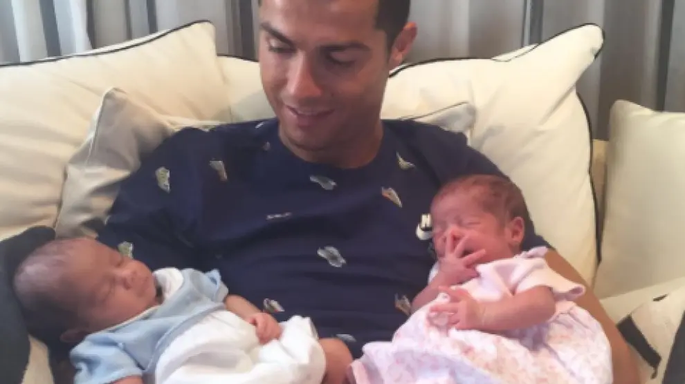 Ronaldo con sus recién nacidos.