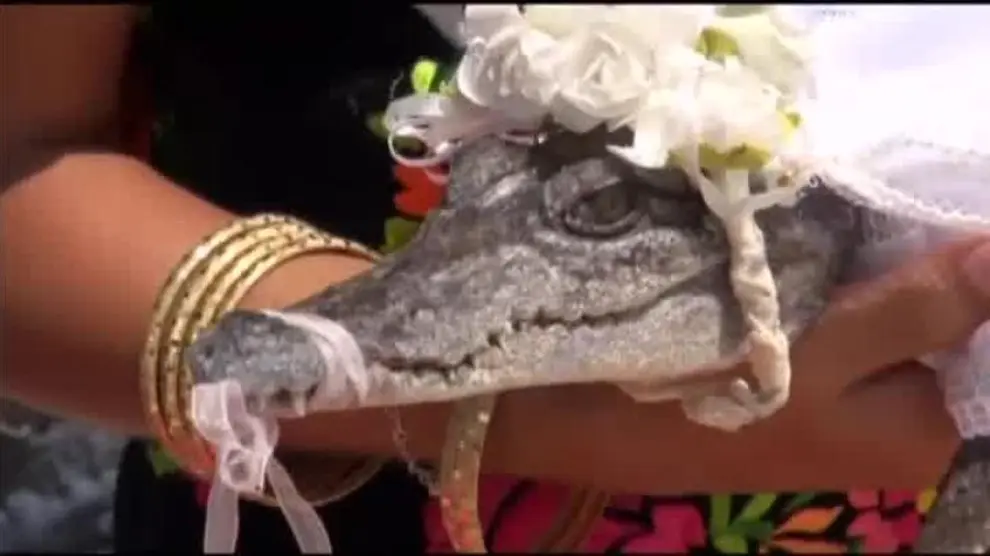 El alcalde de un pueblo de México se casa con un cocodrilo