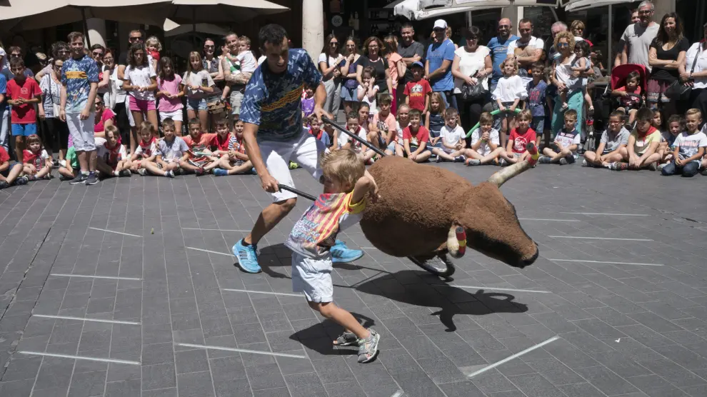 El concurso de recortadores con toros de carretilla atrajo la atención de todo el mundo.