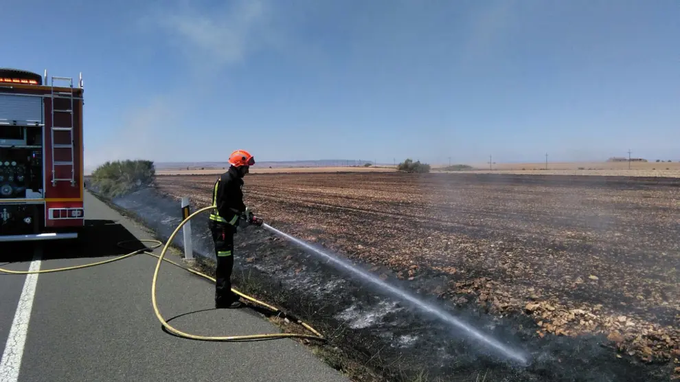 Arden 11 hectáreas de rastrojo cerca de una gasolinera en Fraga.