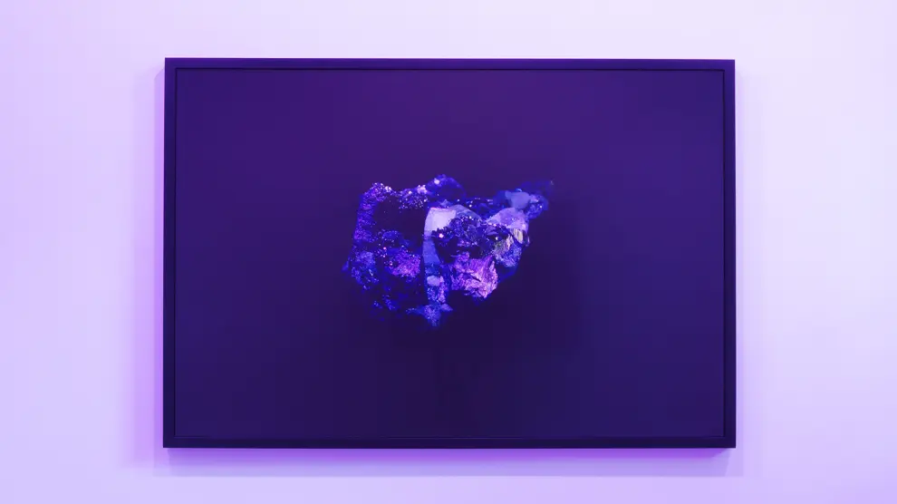 Una de las imágenes del artista Jorge Isla en la exposición 'Luv-A', iluminada con la luz ultravioleta.