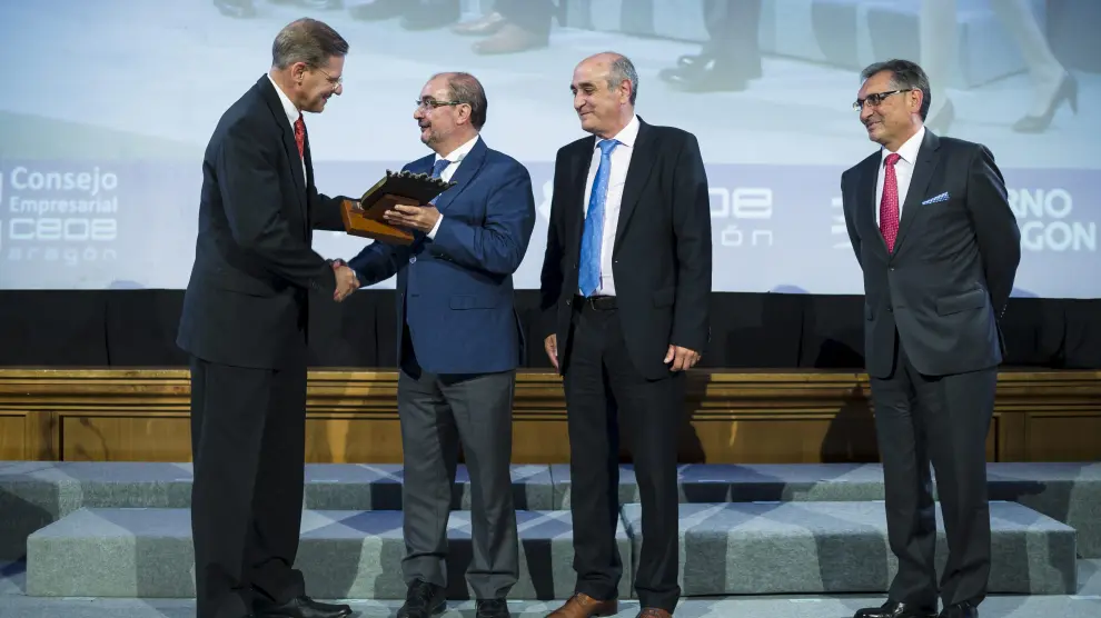 El presidente Lambán entrega el premio a Philip Kienle, vicepresidente de Opel. Con ellos, Fernando Callizo y Antonio Cobo.
