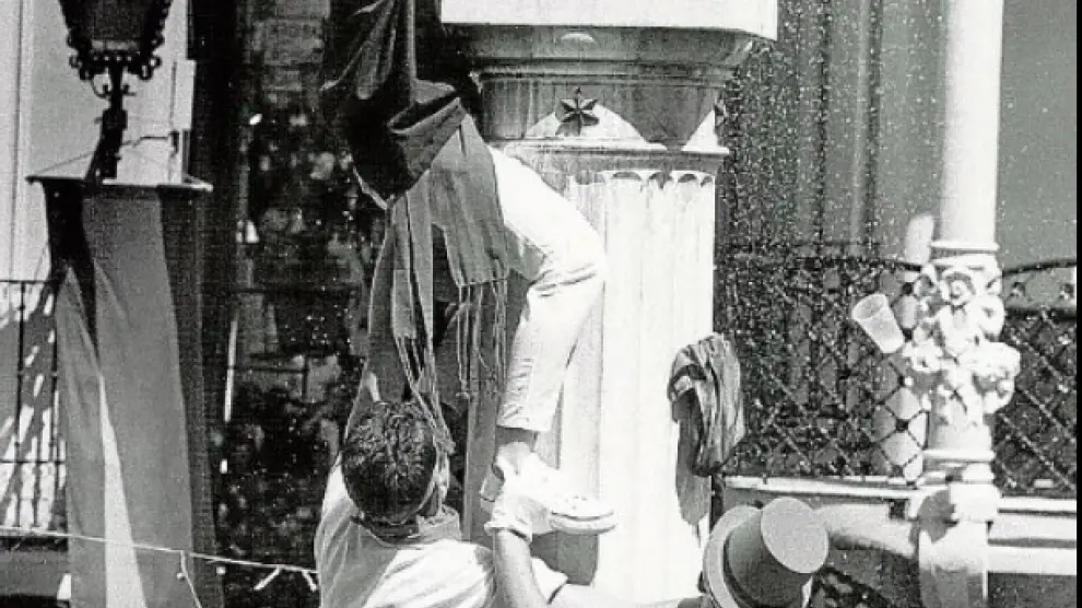 Un hecho histórico. La foto de archivo muestra la imagen de la primera mujer que colocó el pañuelo rojo al Torico, en 1992. La joven, de la peña El Chasco, tenía entonces 14 años.