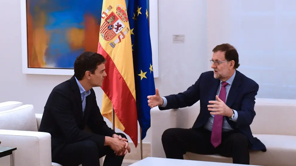 Imagen de archivo de una reunión entre Rajoy y Pedro Sánchez