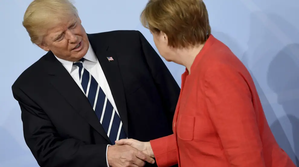 La canciller alemana, Angela Merkel, da la bienvenida al presidente estadounidense, Donald J. Trump, a su llegada a la cumbre de líderes de estado y gobierno del G20, en Hamburgo (Alemania) hoy, 7 de julio de 2017.