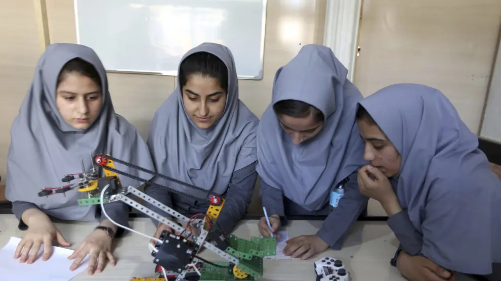 Las jóvenes afganas obligadas a quedarse en tierra mientras su robot viaja a EE. UU..