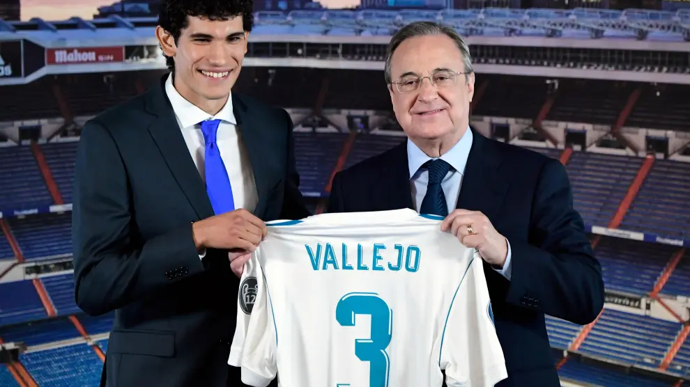Jesús Vallejo y Florentino Pérez, en su presentación como futbolista del Real Madrid.