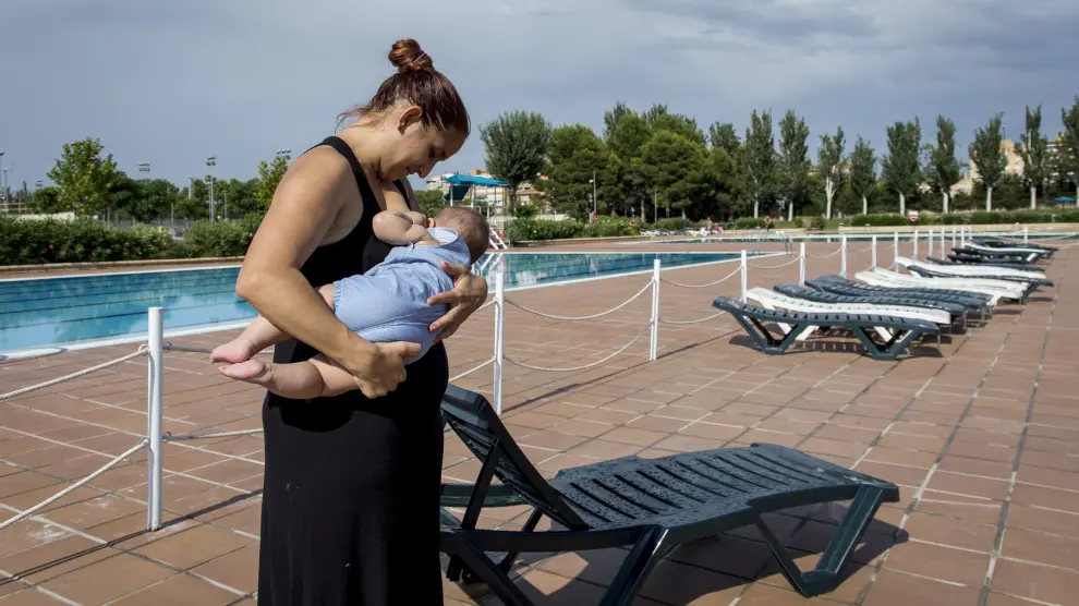 Sandra Hernández amamanta a su hijo Nael cerca de una piscina del CDMActur en la jornada 'Dar el pecho es un derecho'.