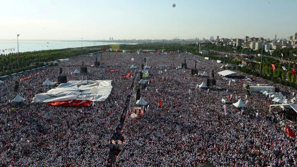 Multitudinaria marcha en Estambul.