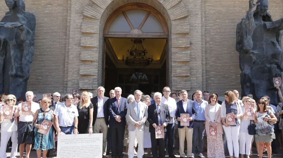 Acto de recuerdo a las puertas de Ayuntamiento de Zaragoza.