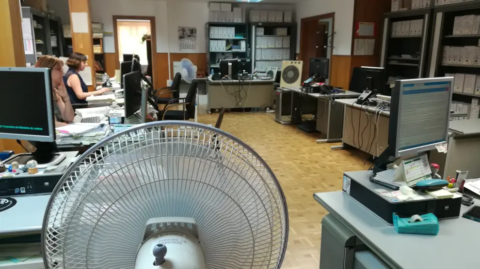 Uno de los despachos de la Audiencia Provincial, con los ventiladores comprados por los empleados.