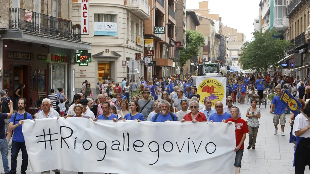 Imagen de la manifestación contra el embalse de Biscarrués que se celebró enHuesca en junio.