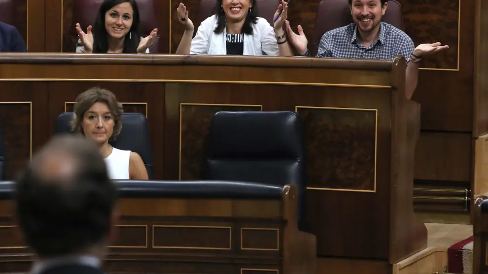Iglesias y Montero aplauden con ironía el discurso de Rajoy.