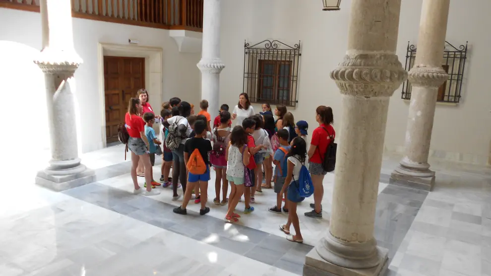 La Fundación enseña a los niños el patio del palacio episcopal renovado.