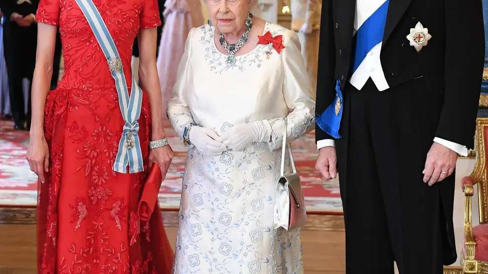 Los Reyes de España junto a la Reina de Inglaterra.