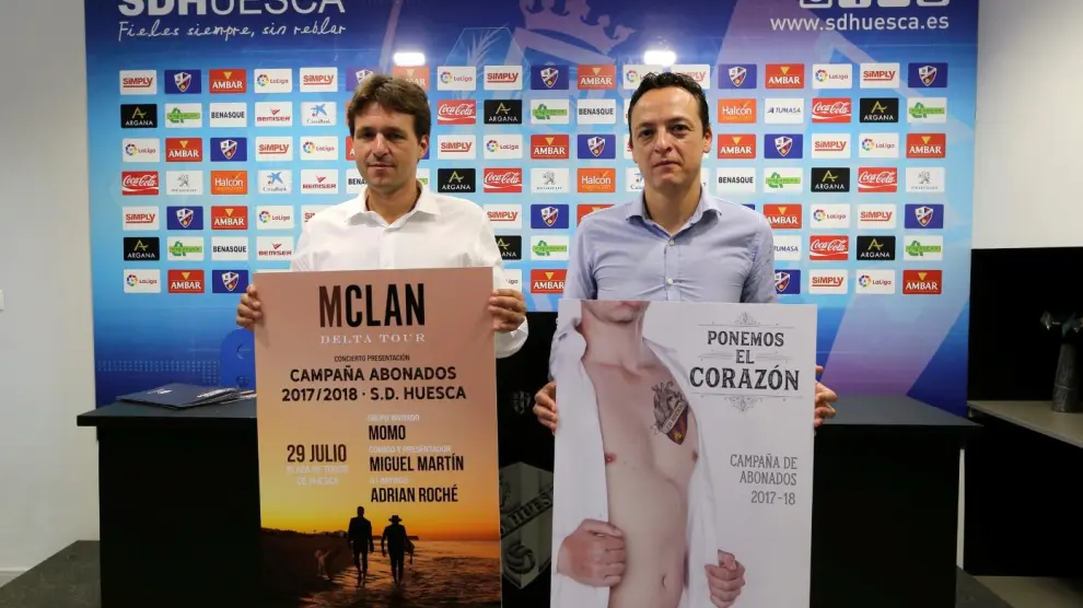 En la foto con los carteles, el director general, Josete Ortas (izquierda), y a su lado Joaquín Aineto, nuevo responsable de Marketing