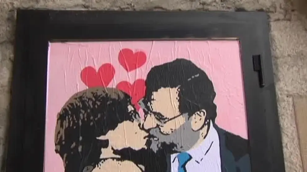 Una pintura muestra el 'beso imposible' entre Rajoy y Puigdemont