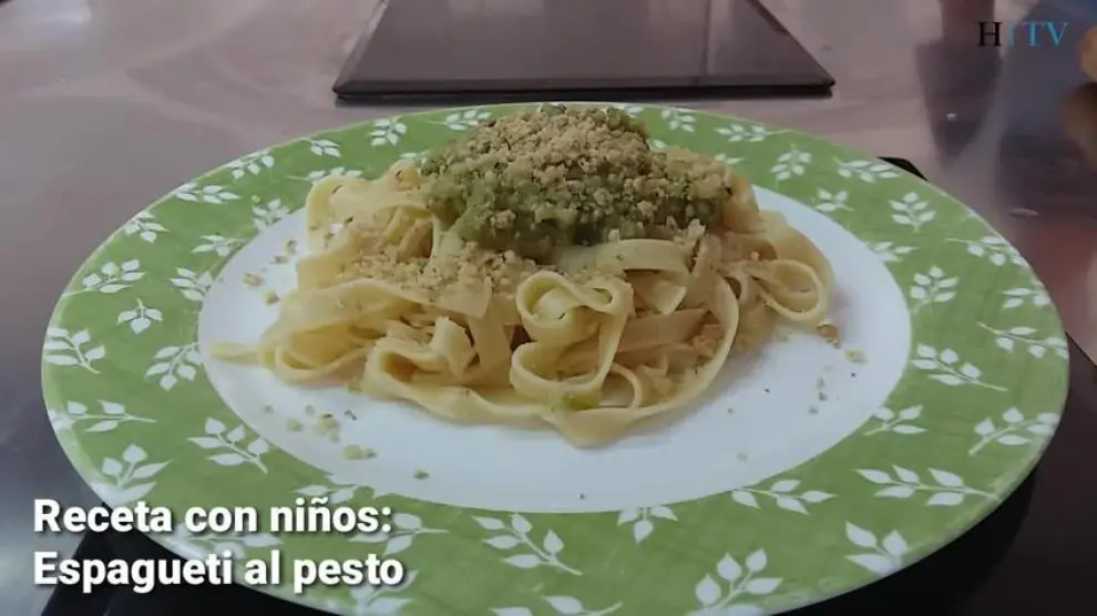 Espaguetis al pesto hechos por mini chefs