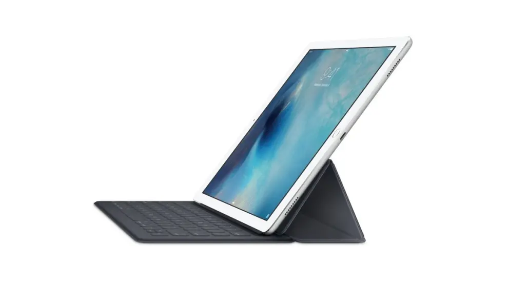 El iPad que quiere ser portátil. Apple es reacia a poner un panel táctil a sus portátiles y sus fans se tienen que conformar con una funda con teclado. iOS está mejorando pero todavía no es capaz de sustituir a un PC.