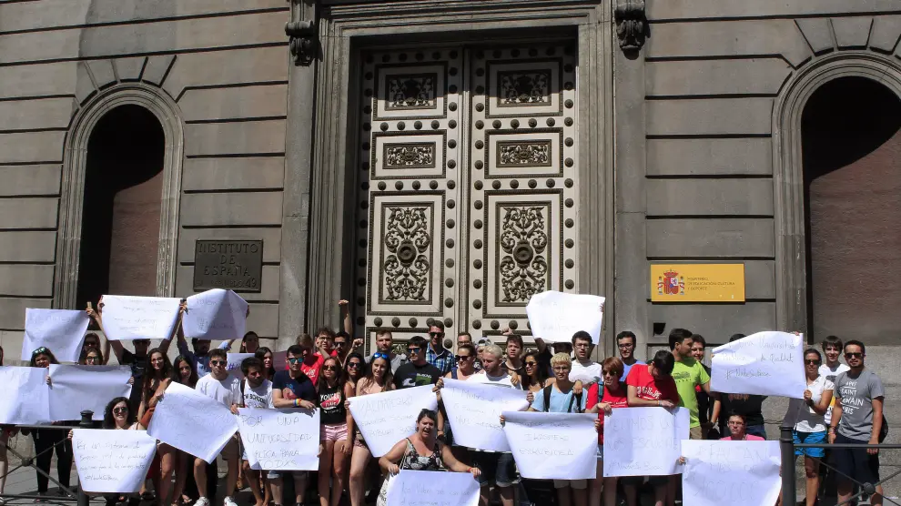Protesta de los estudiantes ante el Ministerio